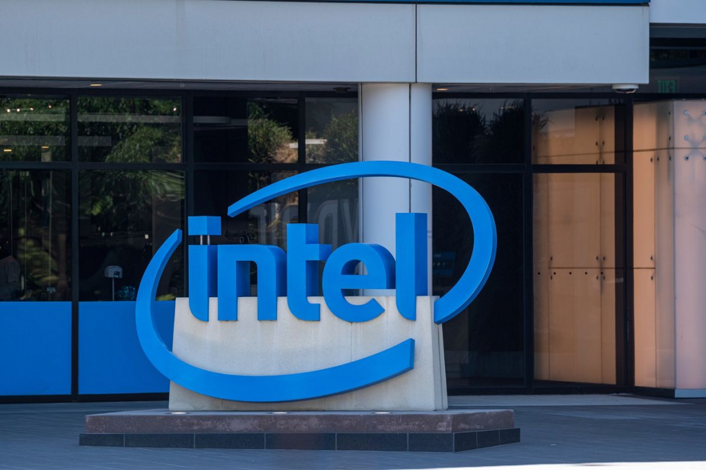 Intel Corp has plans to cut thousands of jobs to reduce its headcount in view of a slowdown in the personal computer market.